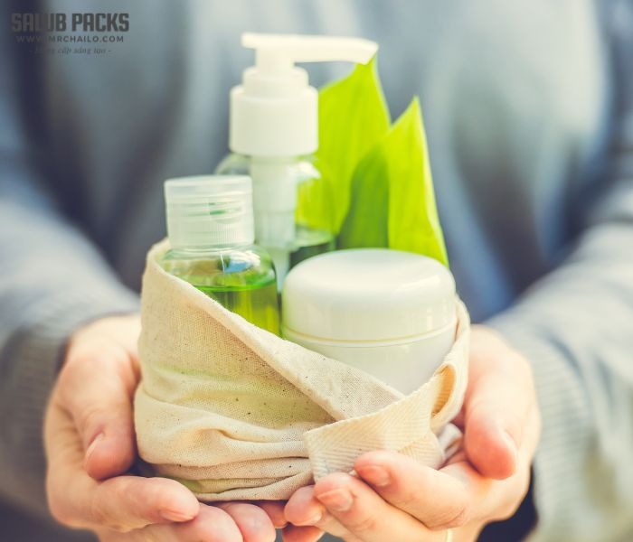 Tổng hợp các nguồn nguyên liệu thân thiện môi trường như nhựa sinh học, thủy tinh và giấy tái chế dùng làm bao bì