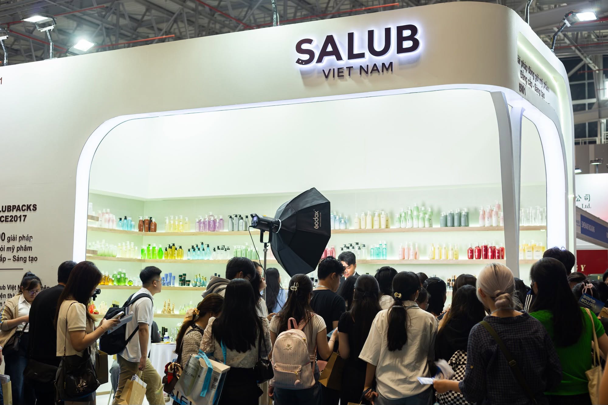 Cảnh gian hàng Salub Việt Nam đông đúc tại BI01 tại SECC, Hall B