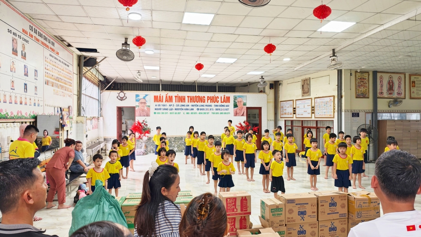 Nhu yếu phẩm và gấu bông Salub Việt Nam gửi tặng trẻ em Mái ấm Phúc Lâm